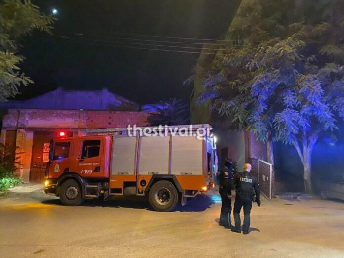 Φωτιά σε εγκαταλελειμμένο κτήριο στην Θεσσαλονίκη – Στο νοσοκομείο με αναπνευστικά προβλήματα νεαρός (ΦΩΤΟ)