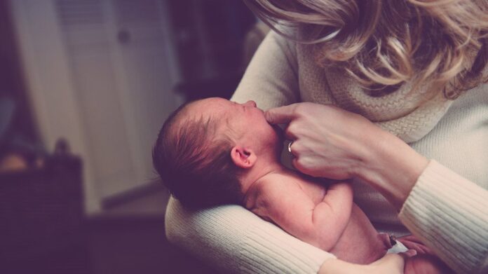 Συνέδριο Γονιμότητας: Αναβάλλεται επ’ αόριστον μετά τη θύελλα αντιδράσεων για το σποτ