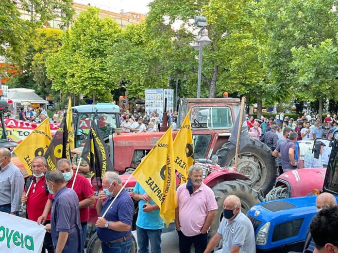 Λάρισα: Στους δρόμους αγρότες και εργαζόμενοι για αποζημιώσεις και νομοσχέδιο Χατζηδάκη (video)