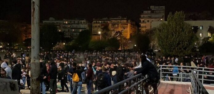 Τραγέλαφος: Οι σφαίρες πέφτουν έξω και οι αρχές βάζουν αλεξίσφαιρα τζάμια στα πανεπιστήμια για να αποτρέψουν τα πάρτι!