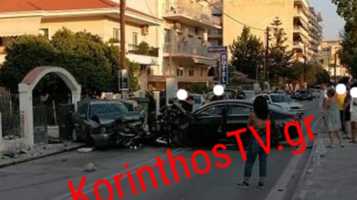 Σοβαρό τροχαίο στο Ξυλόκαστρο – Αυτοκίνητο «καρφώθηκε» σε δύο σταθμευμένα οχήματα-(ΦΩΤΟ)