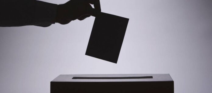 Τα εμβόλια αλλάζουν τον πολιτικό χάρτη της χώρας: Η ΝΔ χάνει τα «κάστρα» της – Κερδισμένα τα μικρά κόμματα