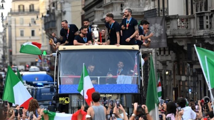 Αγγλικά ΜΜΕ: «Ένας νεκρός και δεκάδες τραυματίες από τους πανηγυρισμούς στην Ιταλία»