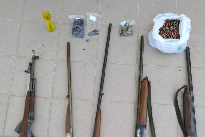 Καστοριά: Όπλα, φυσίγγια και κροτίδες βρήκαν αστυνομικοί στo σπίτι 47χρονου