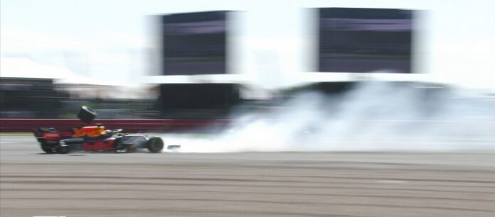 Formula 1: Κόκκινη σημαία – Ο Λ.Χάμιλτον συγκρούστηκε με τον Μ.Φερστάπεν (VIDEO)