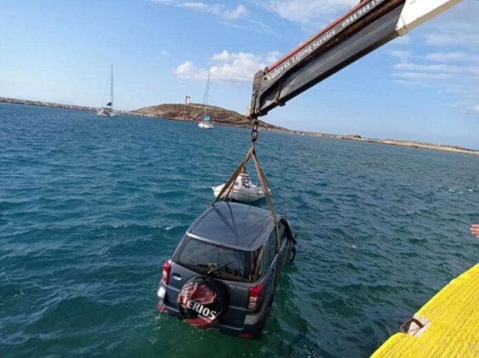 Αυτοκίνητο έκανε «βουτιά» στο λιμάνι του Γυθείου