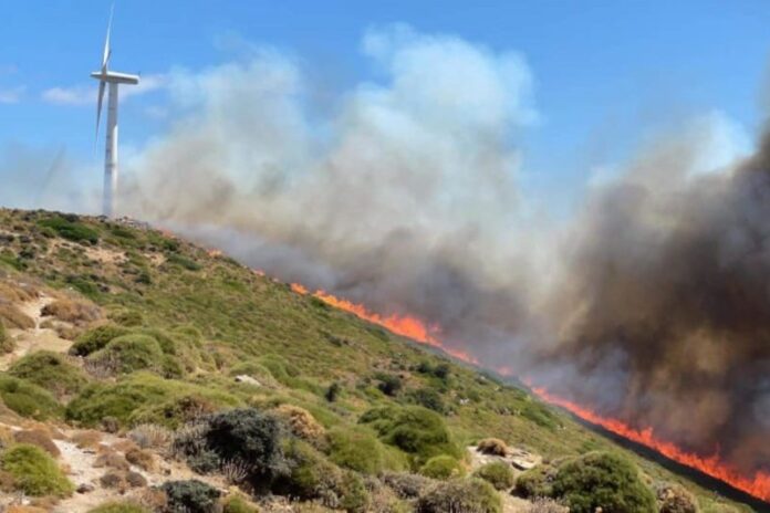 Σε εξέλιξη οι πυρκαγιές στα Μεσοχώρια Ευβοίας και την Αρχαία Κόρινθο