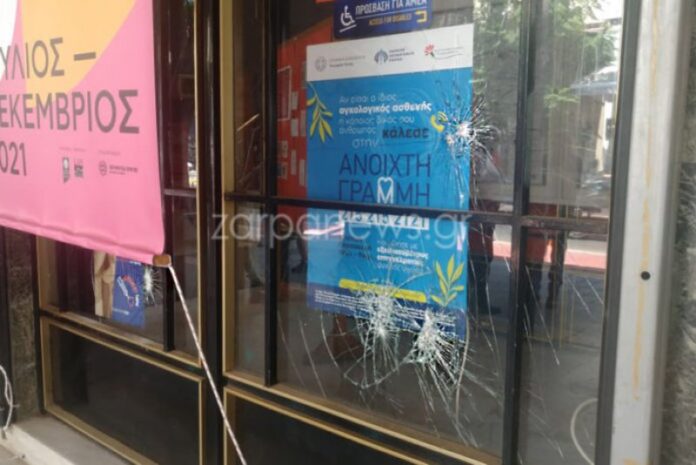 Γυναίκα σε έξαλλη κατάσταση έσπασε τη τζαμαρία του δημαρχείου Χανίων (ΦΩΤΟ)