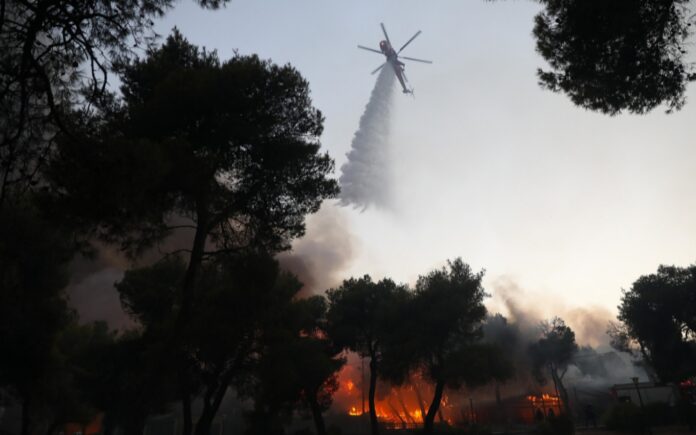 Φωτιά στην Αρχαία Ολυμπία: Καίγονται σπίτια – Πληροφορίες για εγκλωβισμένους