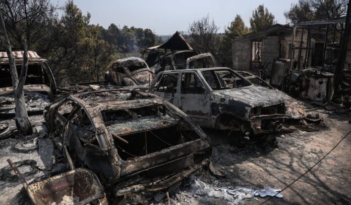 Περισσότεροι από 300 απεγκλωβισμοί ανθρώπων στην φωτιά της Βαρυμπόμπης