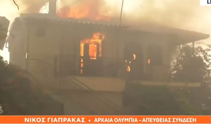 Δημοσιογράφος καλεί πολίτες να εγκαταλείψουν το φλεγόμενο σπίτι τους: «Ελάτε έξω, φύγετε από ‘κει!»