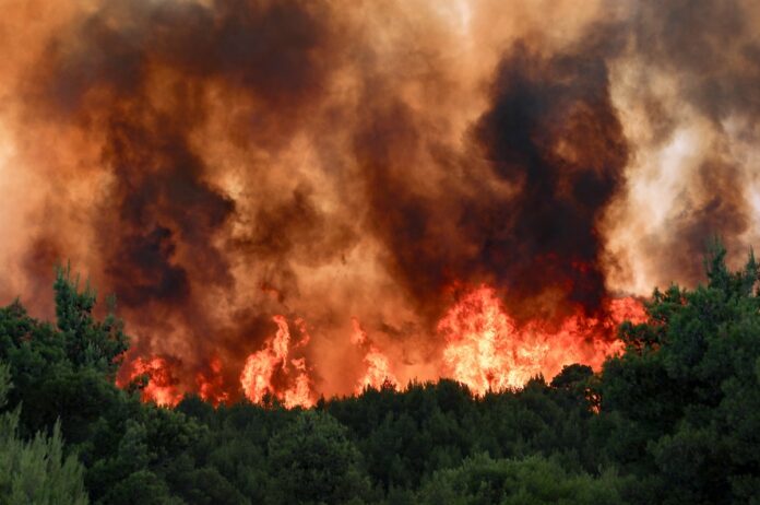 Δροσοπηγή: Τρεις τραυματίες μεταφέρονται στο ΚΑΤ – Έκλεισε η Εθνική από ύψος Καλυφτάκη έως Οινόφυτα