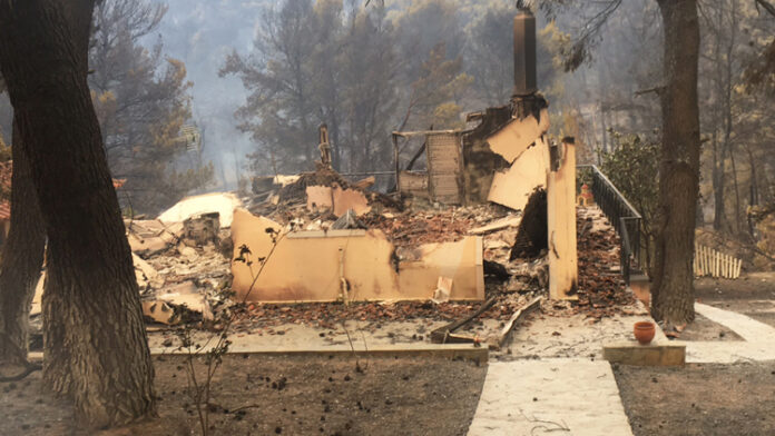 Φωτιά στην Αττική: Αγώνας δρόμου για να ελεγχθούν τα μέτωπα έως το μεσημέρι – Αναζωπυρώσεις στις Αφίδνες
