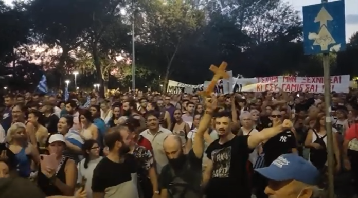 «Αλήτες ρουφιάνοι δημοσιογράφοι»! Εξαγριωμένοι πολίτες διαδηλώνουν έξω από την ΕΡΤ3 στη Θεσσαλονίκη – (VIDEO)