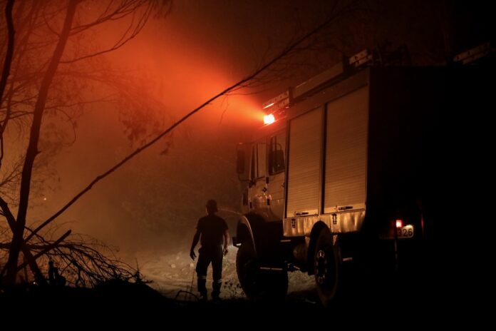 Φωτιά στην Εύβοια: Εκκενώνεται και το Μαντούδι – Ανεξέλεγκτα τα πύρινα μέτωπα