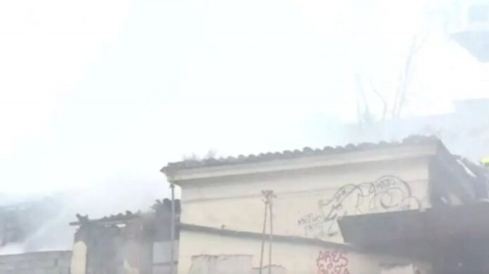 Φωτιά σε εγκαταλελειμμένο κτήριο στο κέντρο της Αθήνας