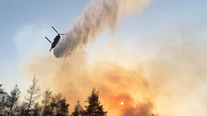 Ανεξέλεγκτη η φωτιά στην Εύβοια: «Μάχη» για να σωθεί το Μαντούδι – Εκατοντάδες απεγκλωβισμοί από παραλίες