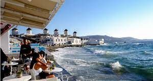 Μύκονος: Ελεύθερος με περιοριστικούς όρους ο Ρουμάνος – Συνεχίζει την «ντόλτσε βίτα» σε βίλα με ενοίκιο 87.500 ευρω