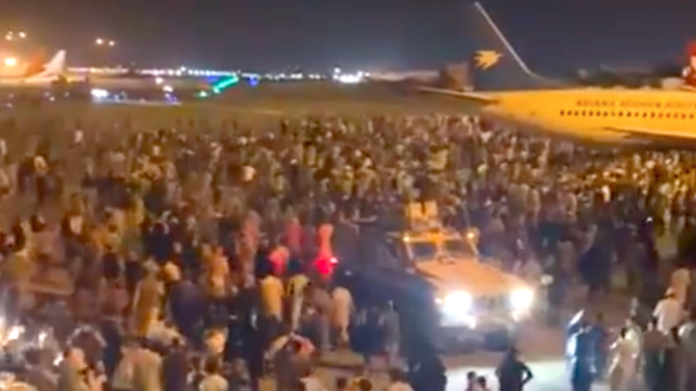 Αφγανιστάν: Απίστευτες εικόνες στο αεροδρόμιο της Καμπούλ – Χάος και ποδοπατήματα, αναφορές για νεκρό παιδί