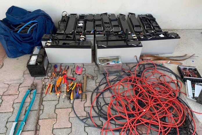 Χαλκιδική: Σπείρα Ρομά άρπαξε μπαταρίες και καλώδια από κεραίας κινητής τηλεφωνίας