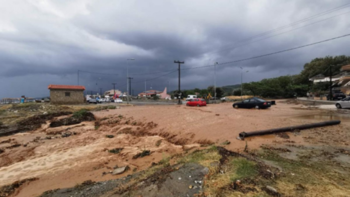 Καταιγίδες σε Λάρισα και Κατερίνη – Ποτάμια έγιναν οι δρόμοι (VIDEO-ΦΩΤΟ)