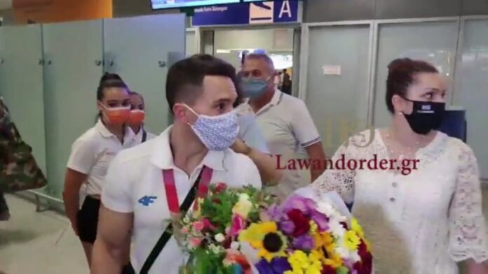 «Θερμή» υποδοχή του Λευτέρη Πετρούνια στο Βενιζέλος-(VIDEO)