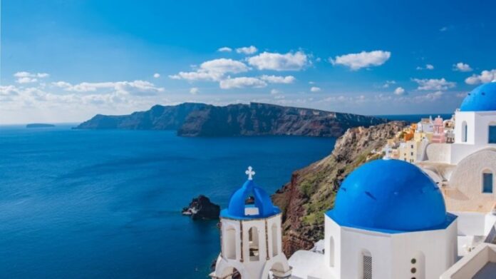 ΑΑΔΕ: 12 στα 13 επαγγελματικά τουριστικά σκάφη στην Βλυχάδα της Σαντορίνης βρέθηκαν να φοροδιαφεύγουν