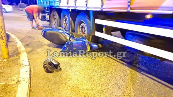 Λαμία: Άγιο είχαν δύο νεαροί – Το μηχανάκι τους βρέθηκε κάτω από τις ρόδες νταλίκας-(VIDEO)