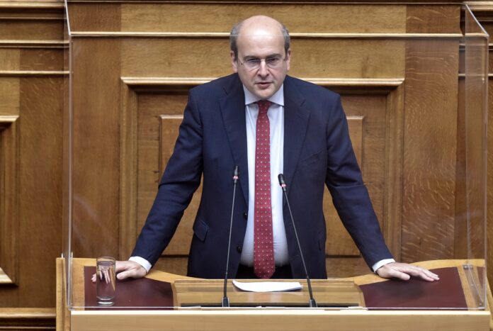 Ο Χατζηδάκης συστήνει συνεννόηση εργοδότη – εργαζόμενου για την εφαρμογή έκτακτων μέτρων λόγω καύσωνα