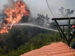 Νέα πύρινη κόλαση στην Αττική! Ανεξέλεγκτη η φωτιά στην Κερατέα – Καίγονται σπίτια – Εκκενώνονται οικισμοί (video)
