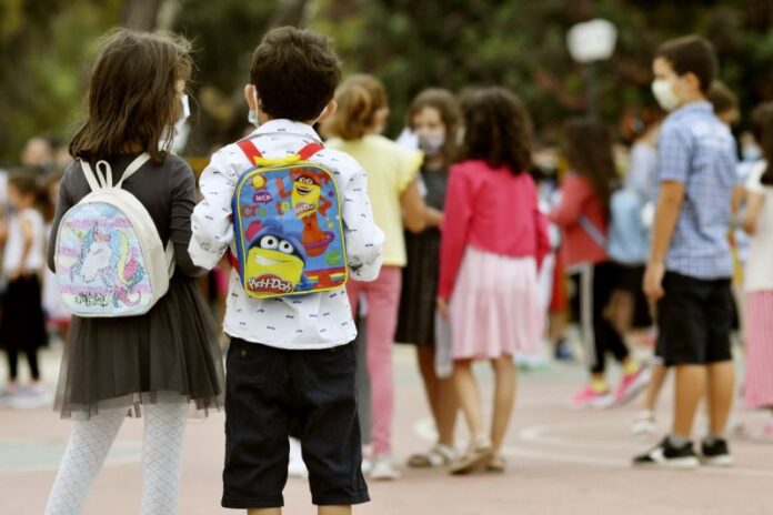 Καταγγελία για απόπειρα αρπαγής ανηλίκου έξω από δημοτικό σχολείο στα Μέγαρα