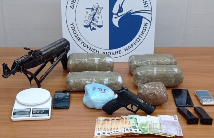Σύλληψη 22χρονου Έλληνα για ναρκωτικά και όπλα-(ΦΩΤΟ)