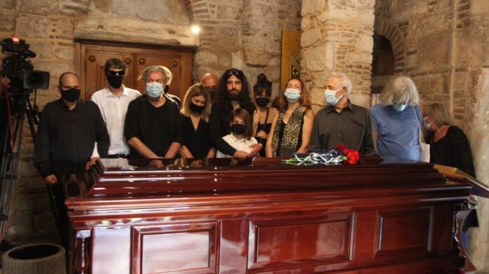 Η Ελλάδα προσκυνά τη σορό του μεγάλου δημιουργού