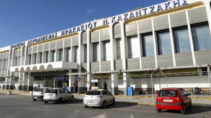 Κρήτη: 24 συλλήψεις στα αεροδρόμια Ηρακλείου και Χανίων για πλαστά ταξιδιωτικά έγγραφα