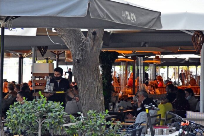 Πώς θα λειτουργήσουν οι κλειστοί χώροι από τη Δευτέρα