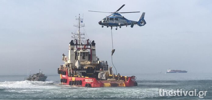 Εντυπωσιακό βίντεο: Κομάντος του Λιμενικού σώζουν πλοίο από πειρατεία στον Θερμαϊκό