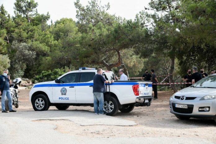 Λεχαινά: Το «έσκασε» με τις χειροπέδες μέσα από το περιπολικό