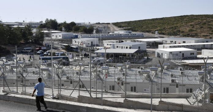 Εγκαινίασε ο Ν. Μηταράκης, μόνος του, δομή-φυλακή για πρόσφυγες