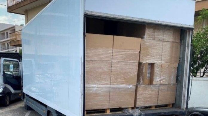 Βρέθηκε φορτηγό με 165.000 πακέτα λαθραία τσιγάρα στον Ασπρόπυργο