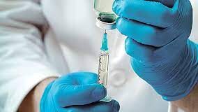 Έσπασε στο ξύλο νοσοκόμα! Εμβολίασε τη γυναίκα του χωρίς να της… δώσει την άδειά του!