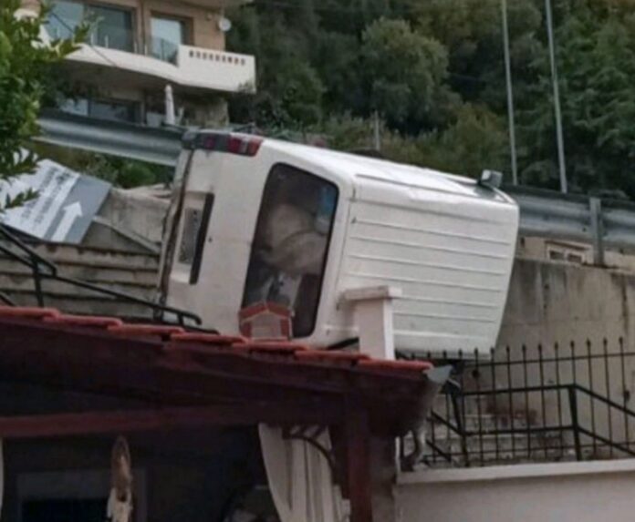 Καβάλα: Φορτηγάκι απογειώθηκε και προσγειώθηκε σε στέγη σπιτιού!