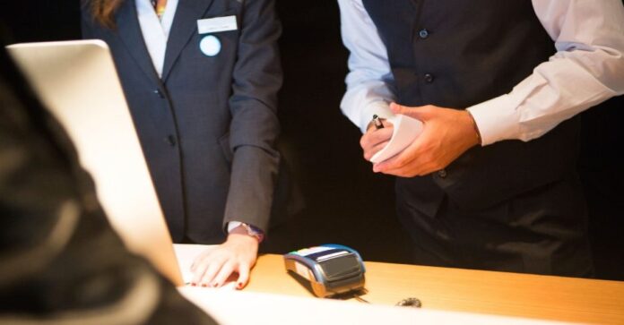 Xανιά: Απέλυσαν ξενοδοχοϋπάλληλο επειδή διεκδίκησε να δουλεύει 8ωρο!