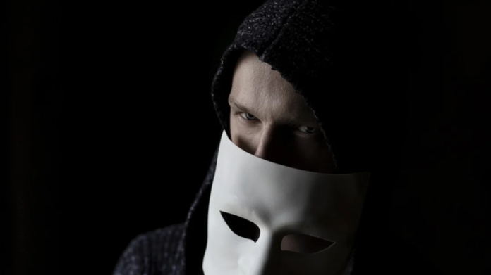 Βρετανός εξαπάτησε τέσσερις Έλληνες με πλαστά e-mail