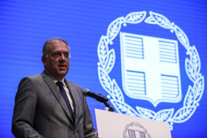 Εντολή Θεοδωρικάκου: Έρευνα στο διαδίκτυο για όσους προτρέπουν σε πράξεις κατά της δημόσιας υγείας και του κράτους