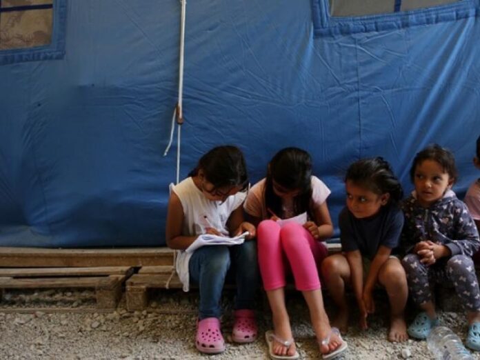 Τα fake news της ακροδεξιάς και η προβληματική πρόσβαση 20.000 παιδιών στα σχολεία