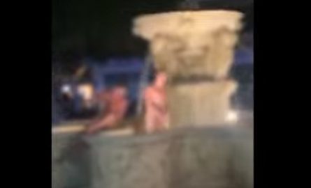 Βούτηξαν γυμνοί στο συντριβάνι της πλατείας Λιονταριών στο Ηράκλειο (video)