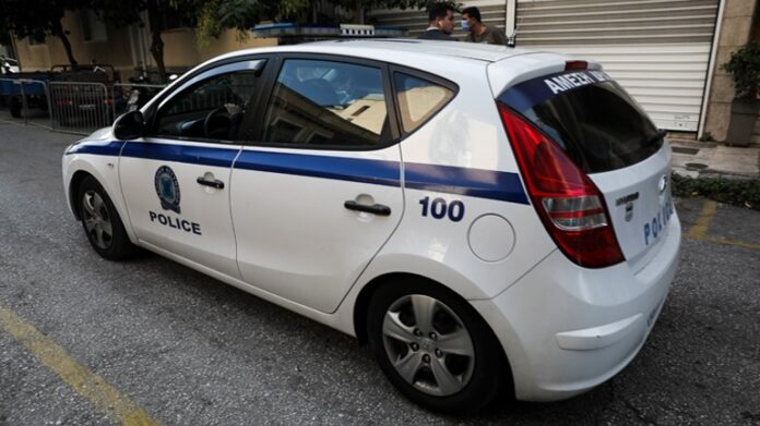 Μυστήριο με τη σύλληψη τραγουδιστή σε νυχτερινό κέντρο στη Νίκαια
