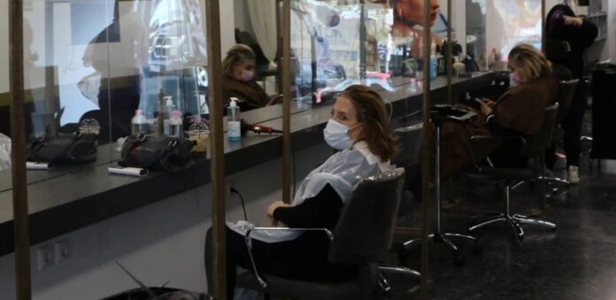 Αρνητής έκανε μήνυση σε κομμωτήριο στη Θεσσαλονίκη: Απαιτούσε να τον κουρέψει ανεμβολίαστος χωρίς μάσκα