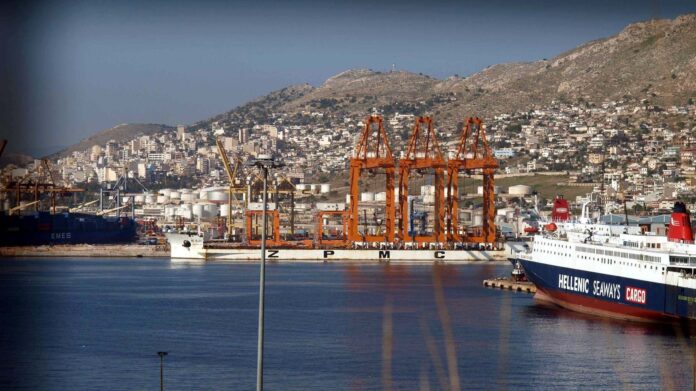 Ναυτεργατικά σωματεία κατά Cosco και κυβέρνησης για τον τραγικό θάνατο του λιμενεργάτη στο λιμάνι του Πειραιά (video)