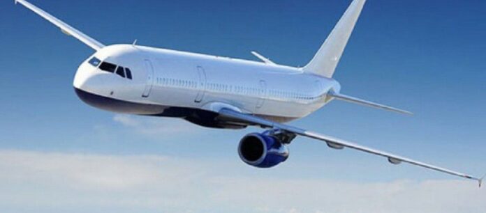 Βρετανία: Αεροπλάνο «παλεύει» να προσγειωθεί εν μέσω θύελλας